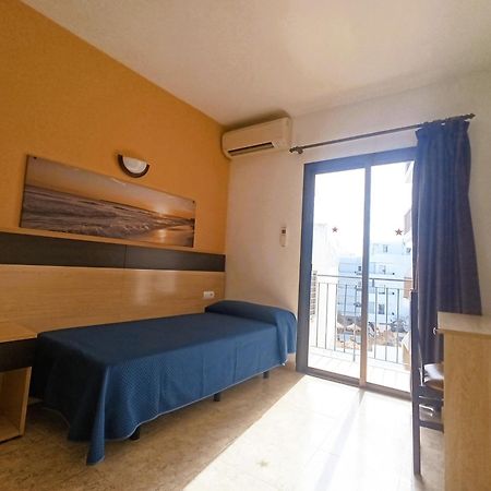 Hostal Horizonte Sant Antoni de Portmany Exterior foto A single room in a hotel