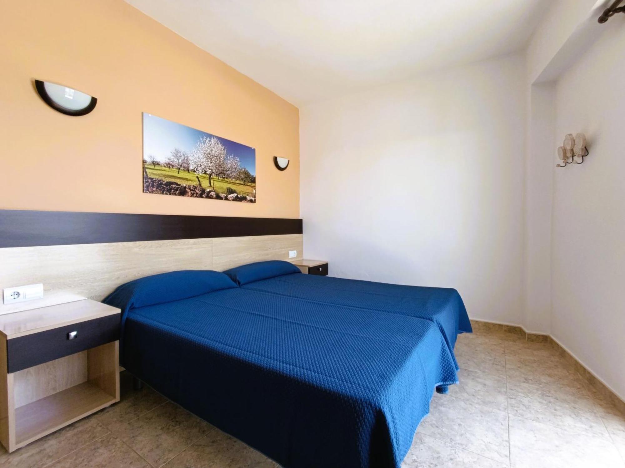 Hostal Horizonte Sant Antoni de Portmany Exterior foto A typical hotel room