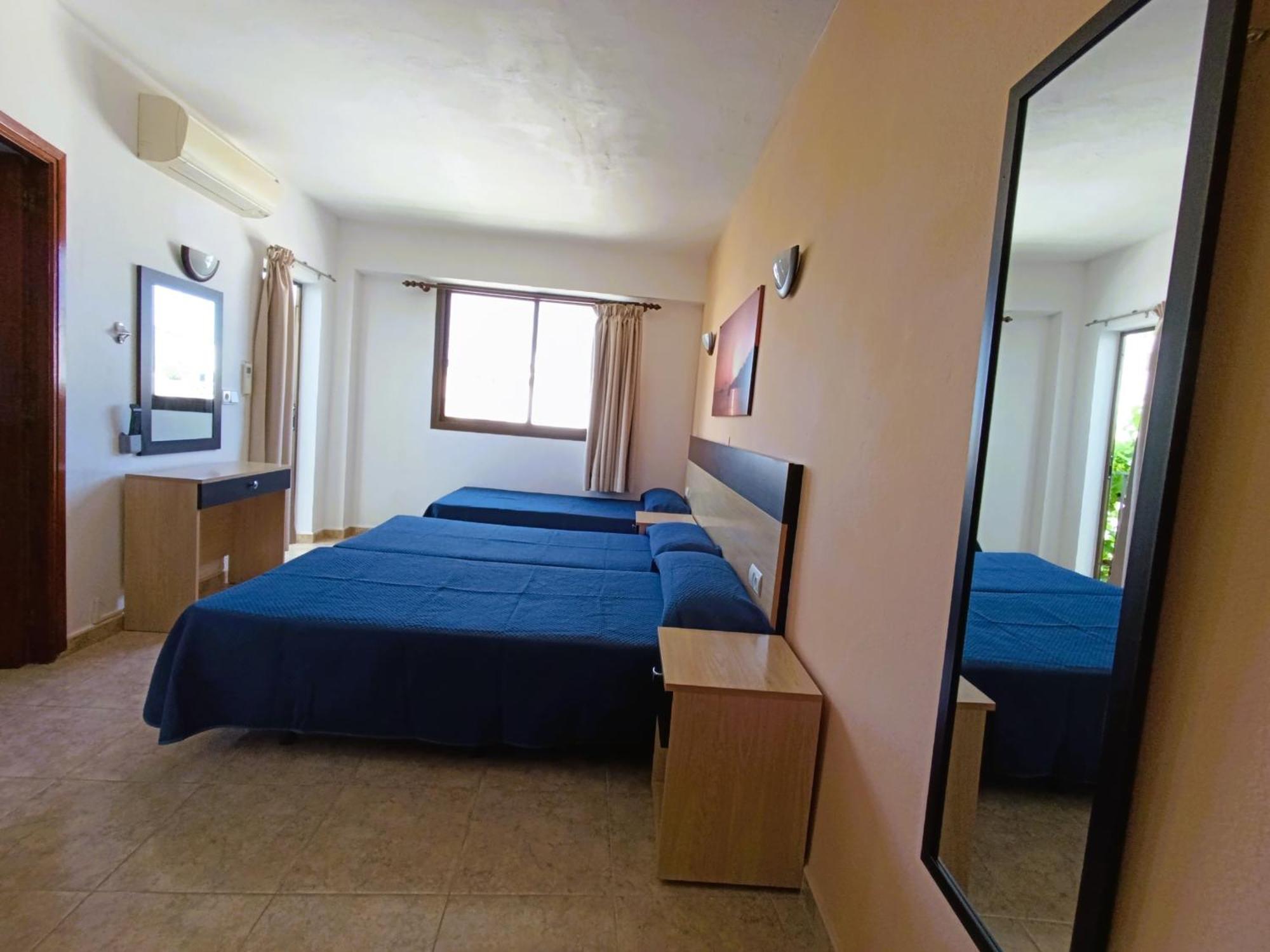 Hostal Horizonte Sant Antoni de Portmany Exterior foto A typical bedroom at the hotel