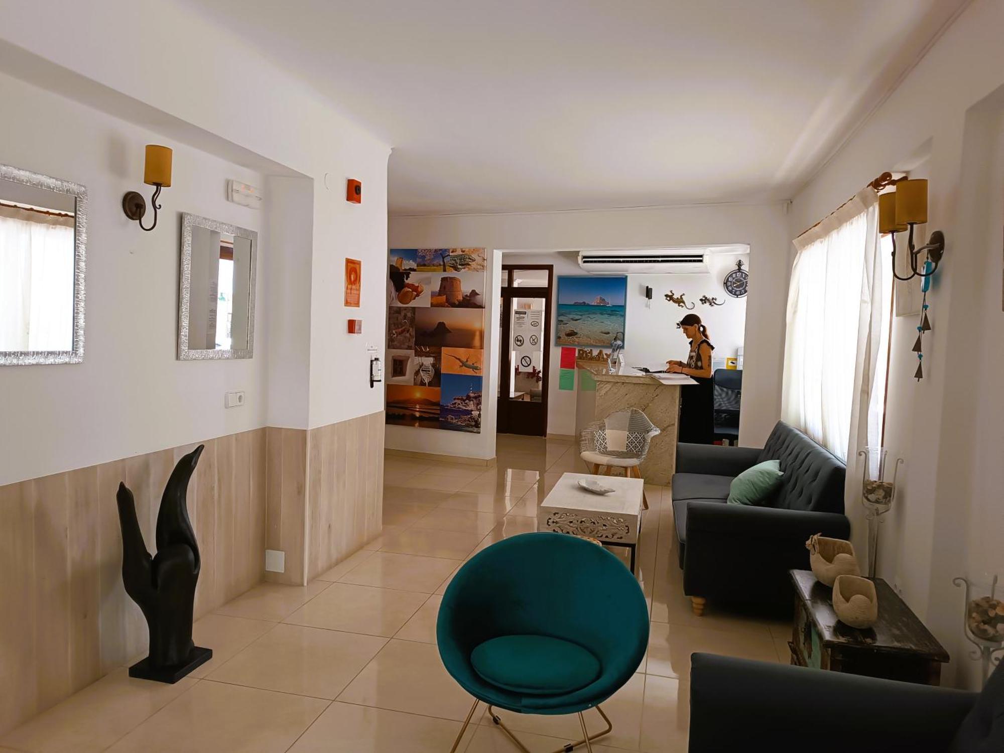 Hostal Horizonte Sant Antoni de Portmany Exterior foto The lobby of the hotel