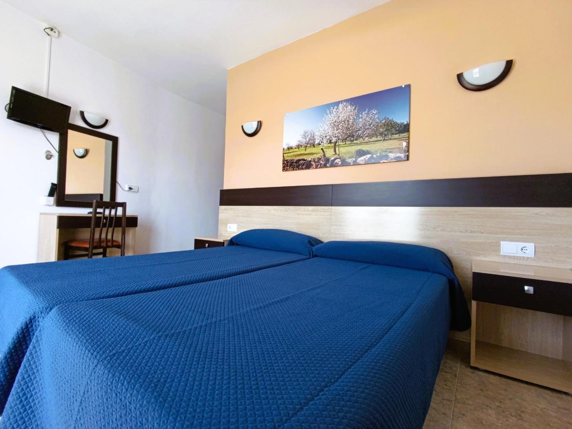 Hostal Horizonte Sant Antoni de Portmany Exterior foto A typical hotel room