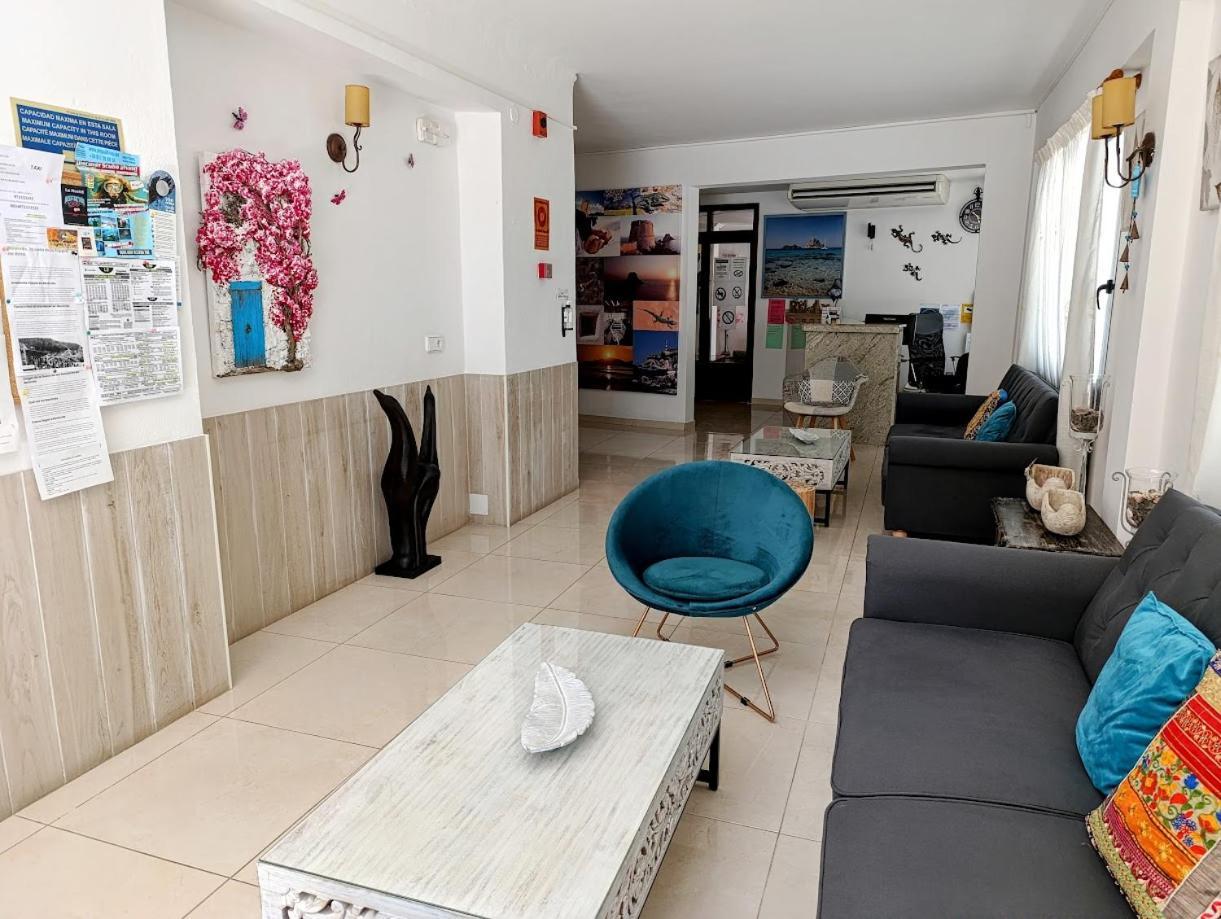 Hostal Horizonte Sant Antoni de Portmany Exterior foto The lobby of the hostel