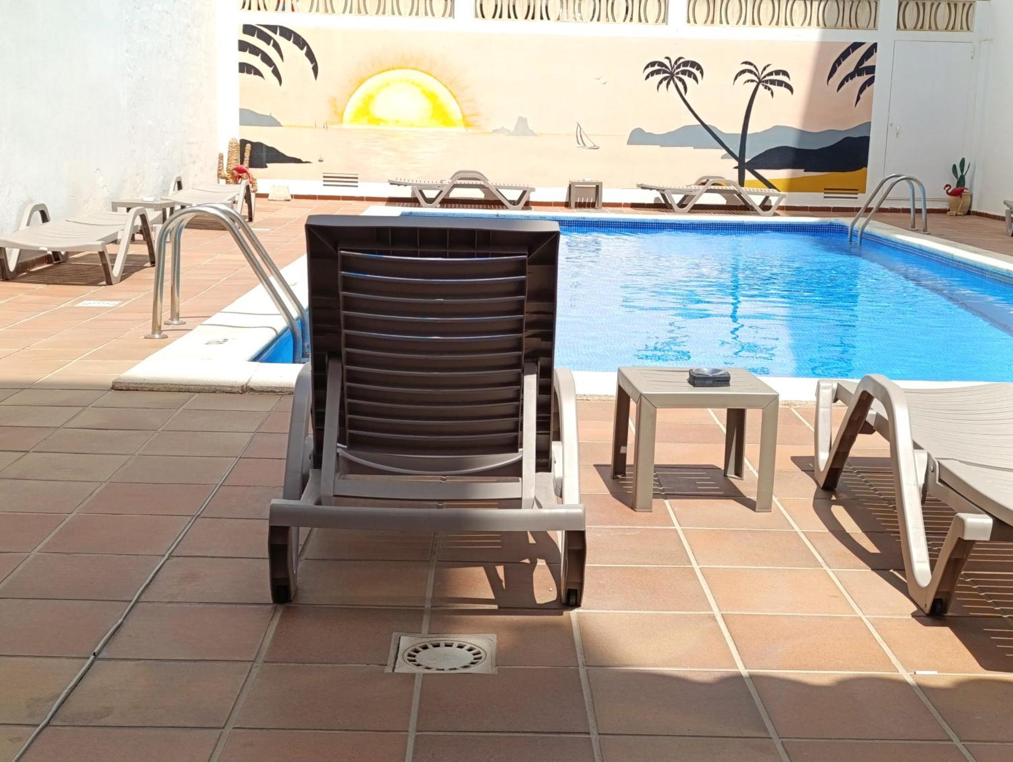 Hostal Horizonte Sant Antoni de Portmany Exterior foto A poolside chair
